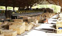 Werkplaats voor gekantrecht hout en plankjes